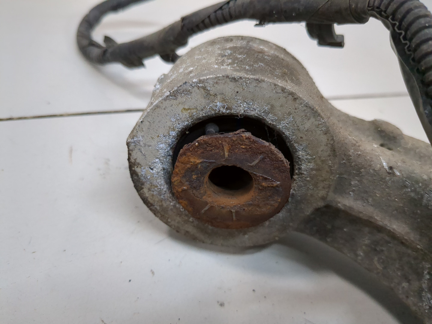 Рычаг передний левый