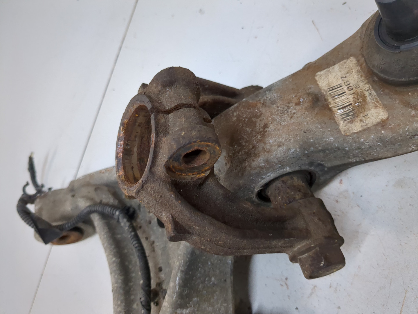 Рычаг передний левый