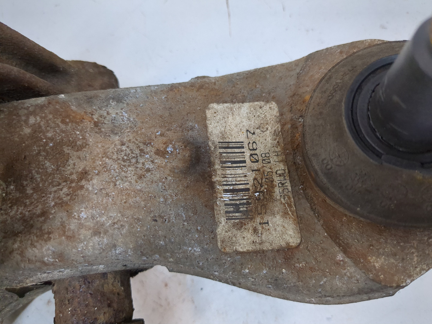 Рычаг передний левый