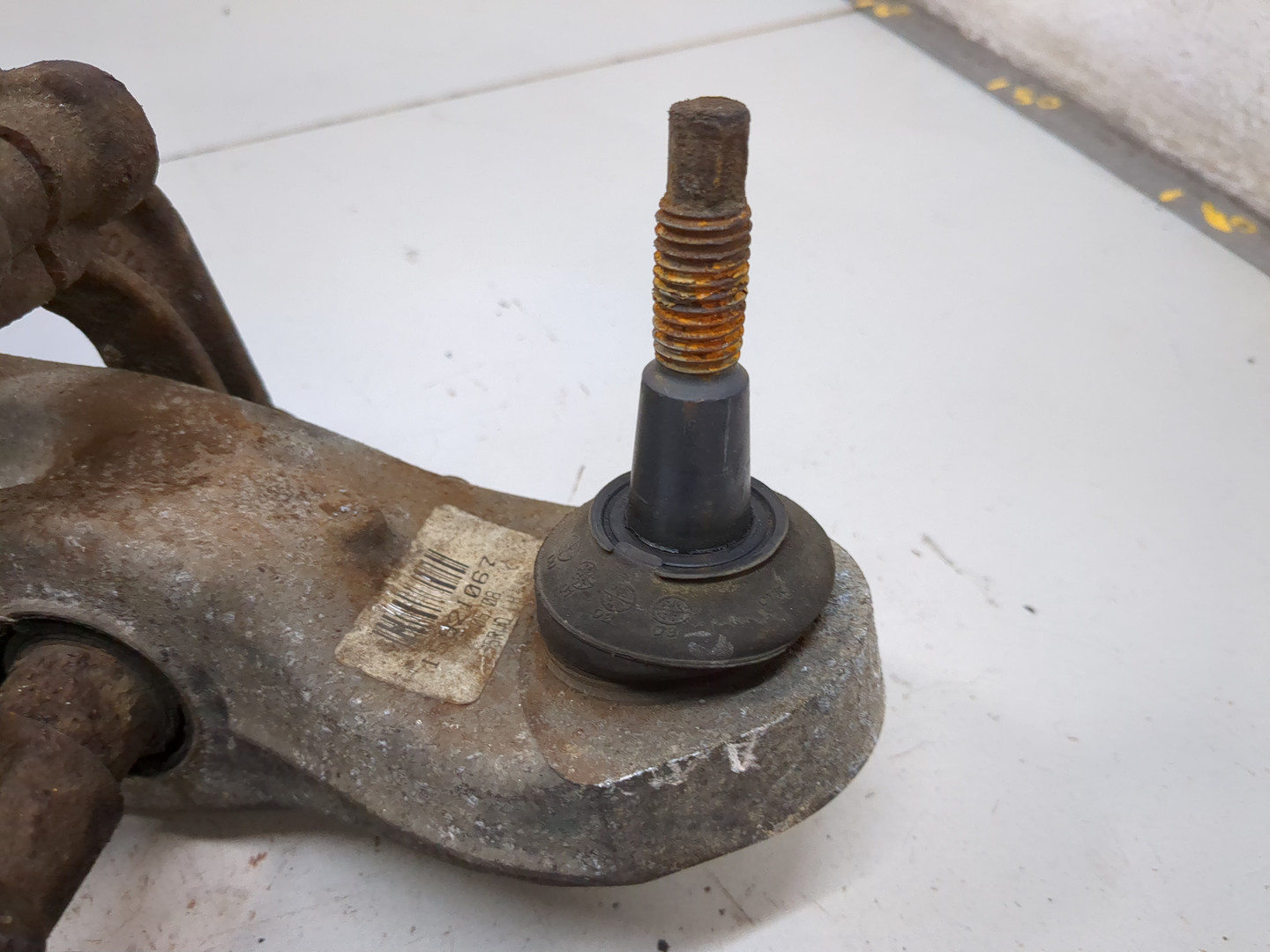 Рычаг передний левый