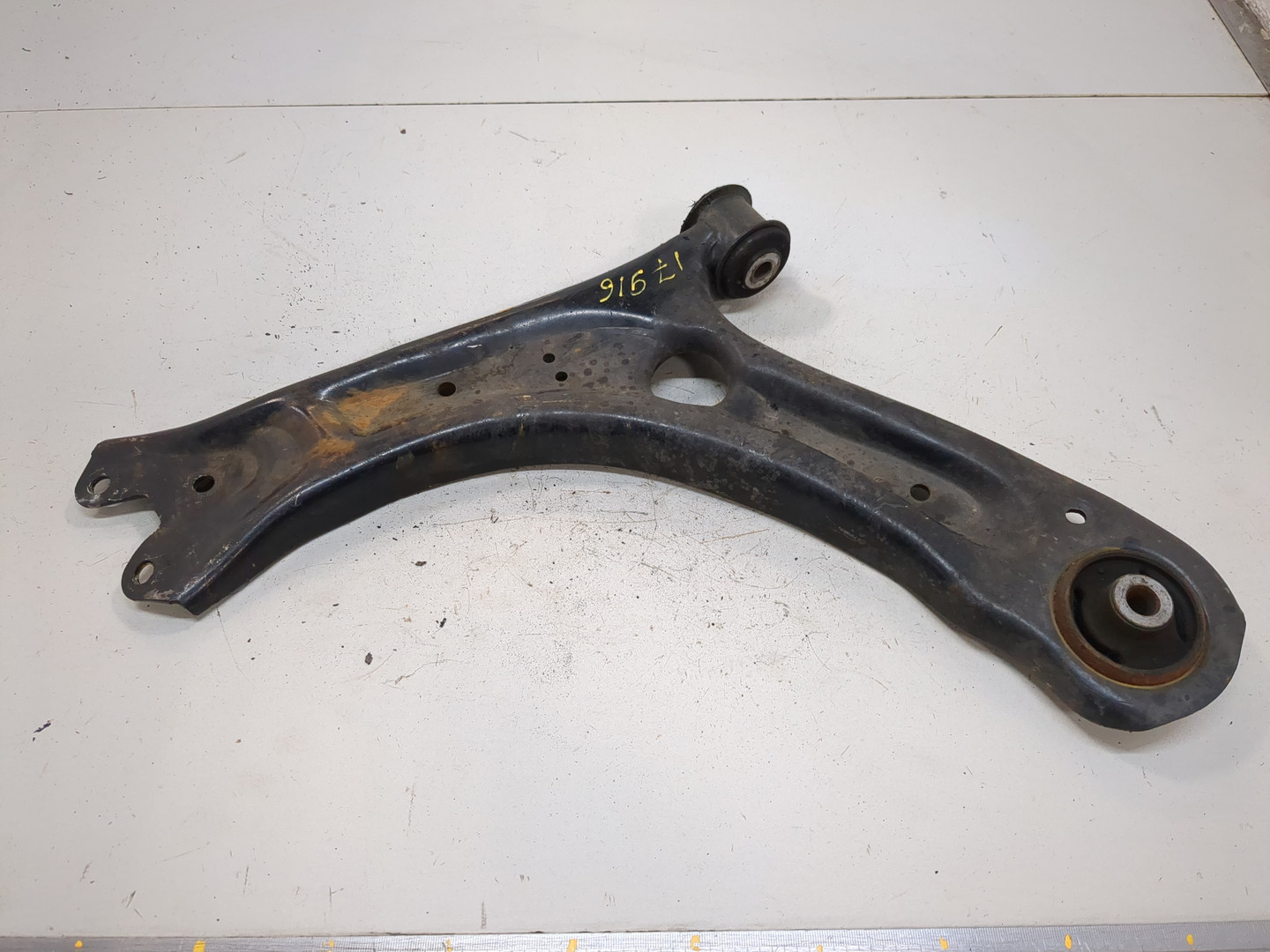 Рычаг передний левый