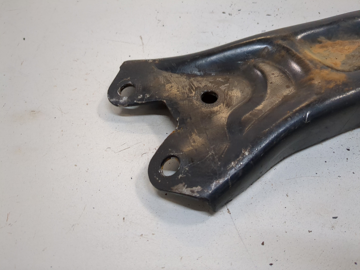 Рычаг передний левый