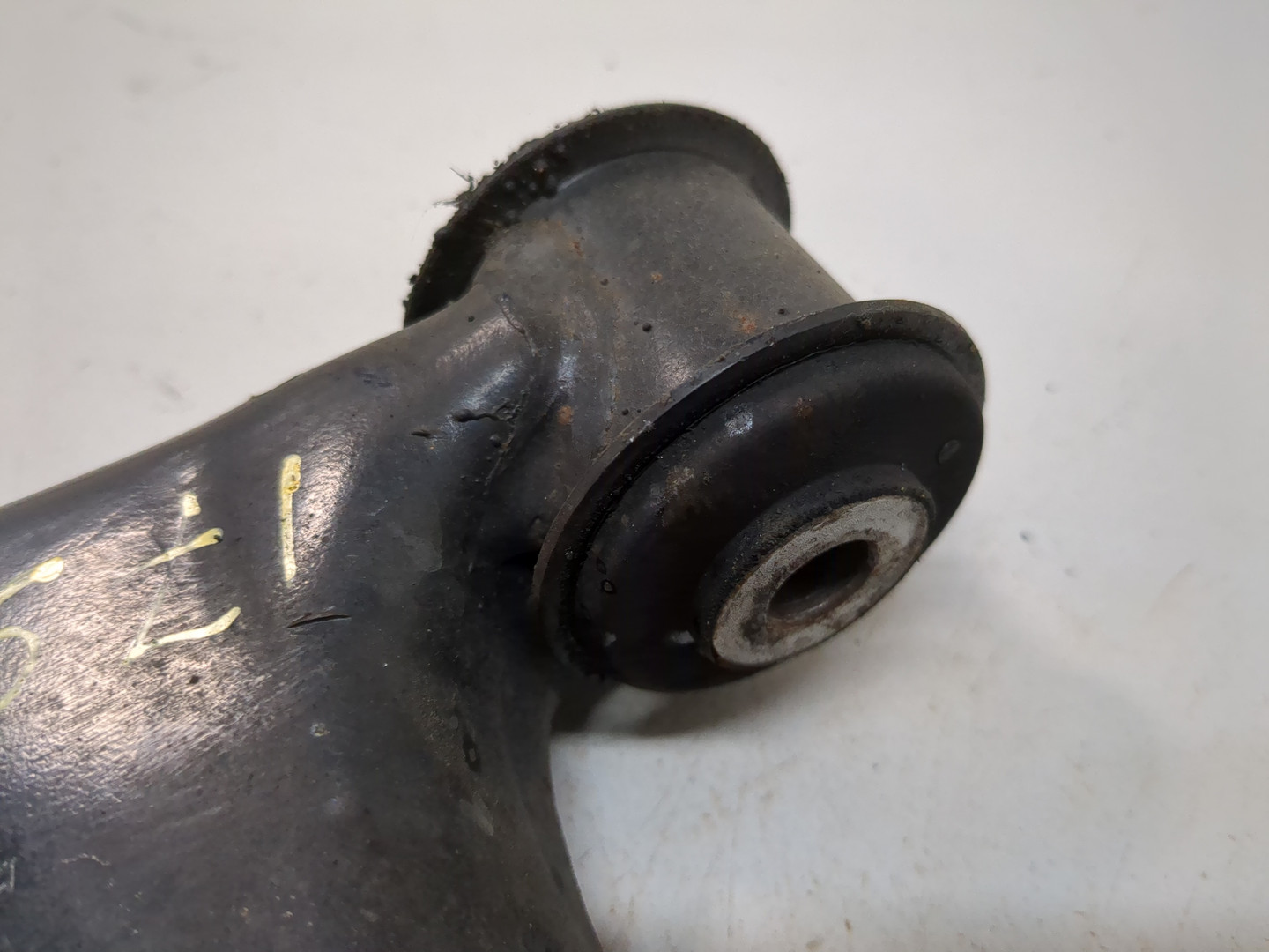 Рычаг передний левый