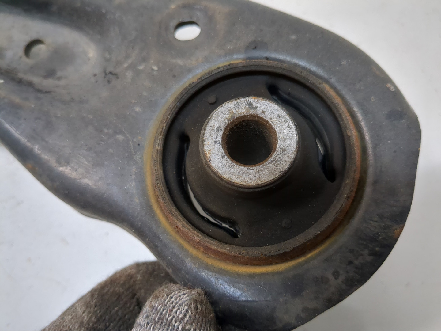 Рычаг передний левый