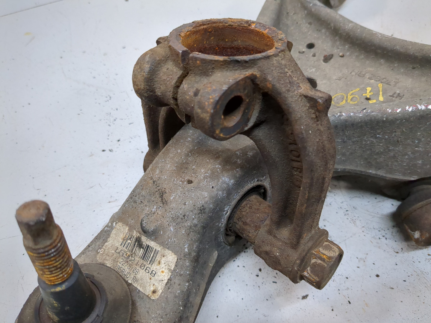 Рычаг передний правый