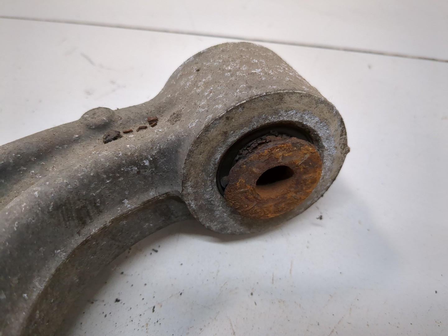 Рычаг передний правый