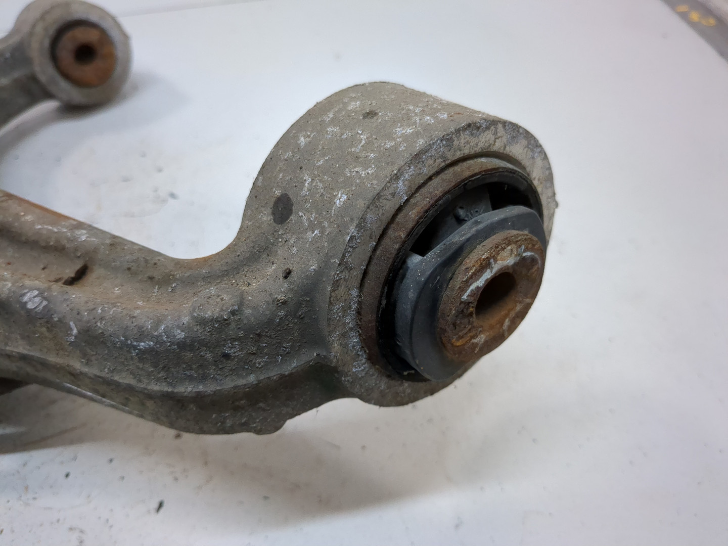 Рычаг передний правый