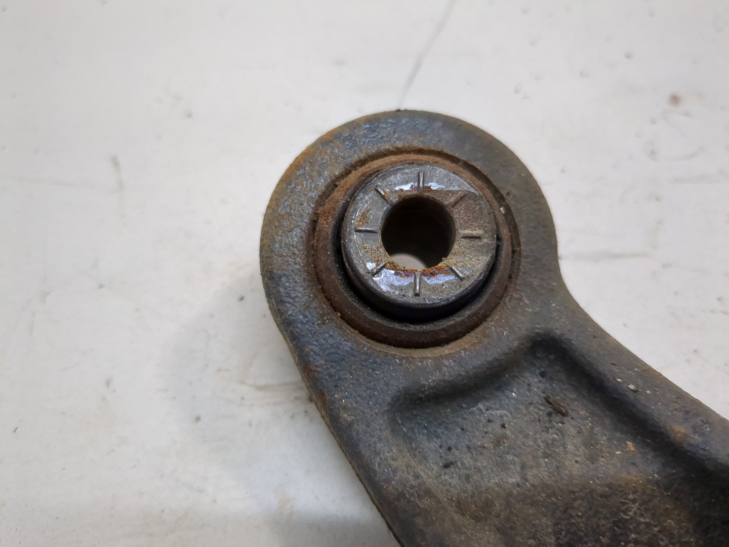 Рычаг задний левый