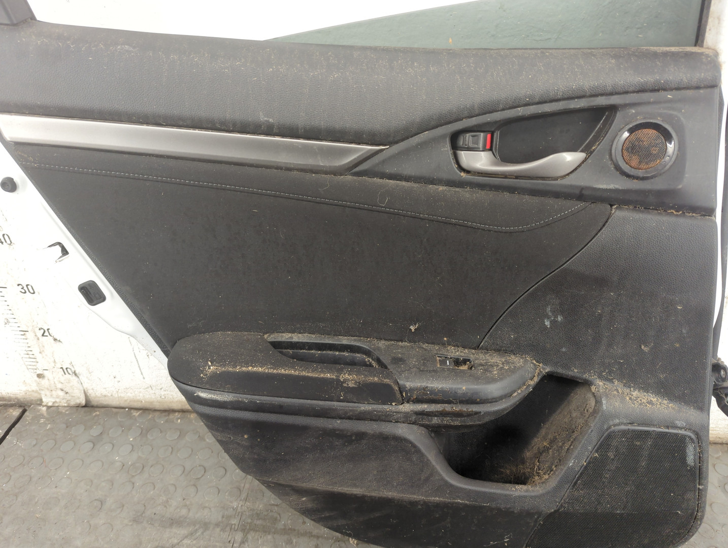 Дверь задняя левая