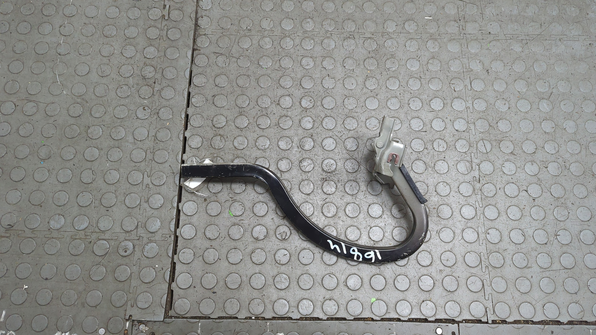 Петля крышки багажника