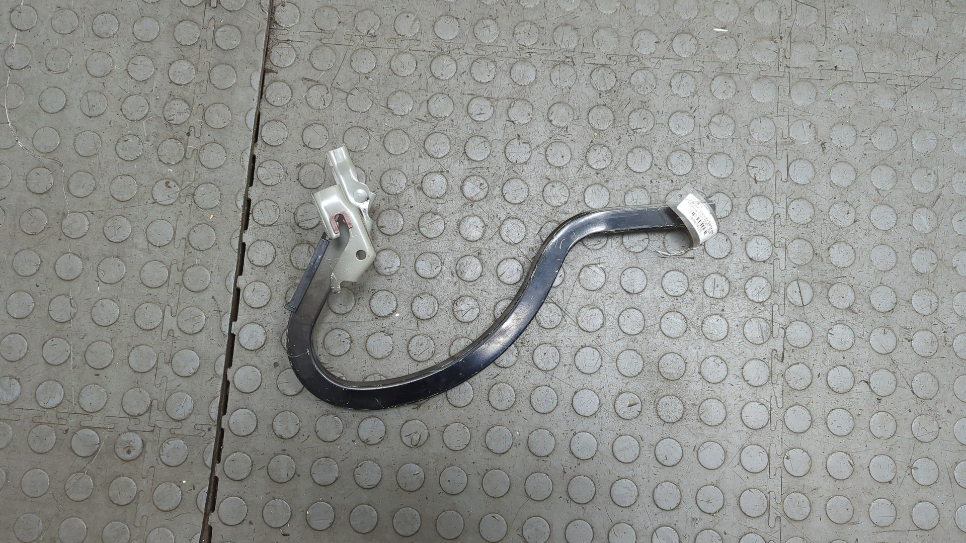 Петля крышки багажника