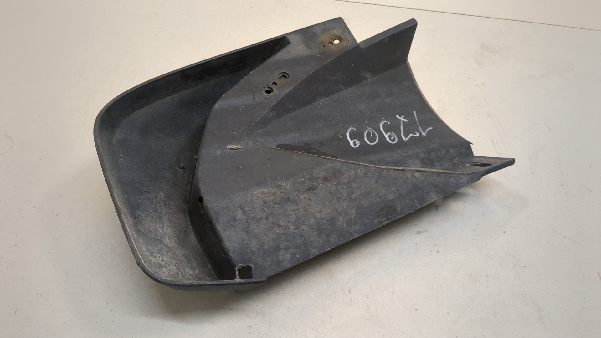 Брызговик задний правый