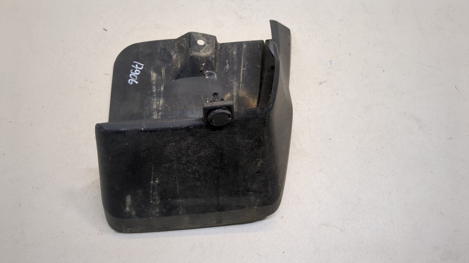 Брызговик задний правый