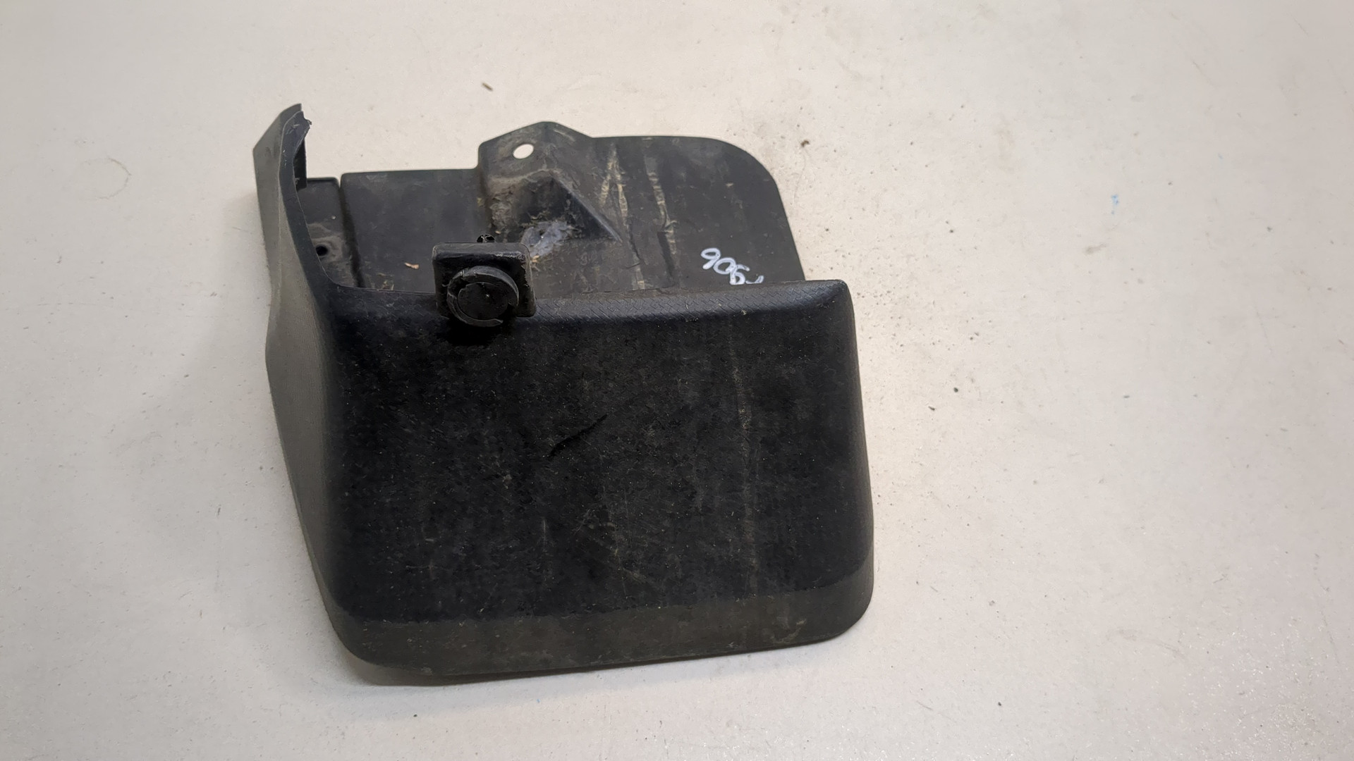 Брызговик задний левый