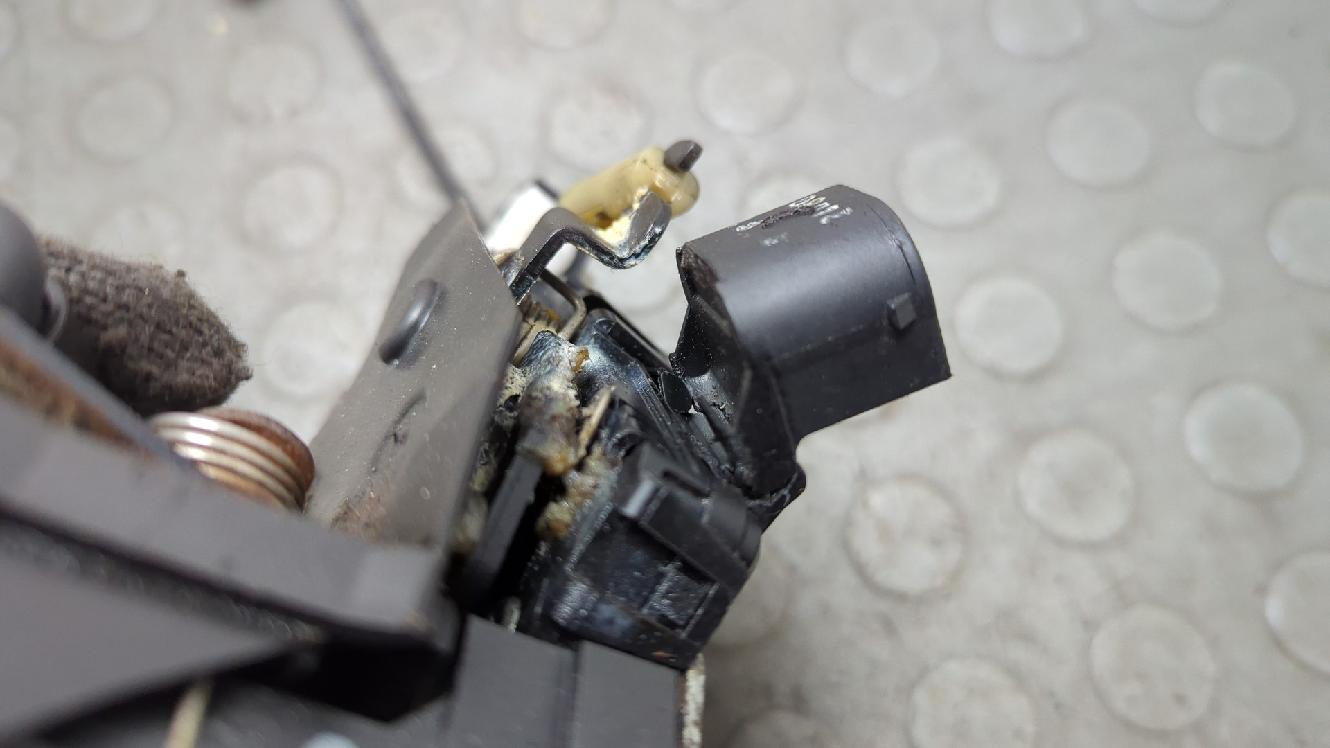 Замок двери передней правой