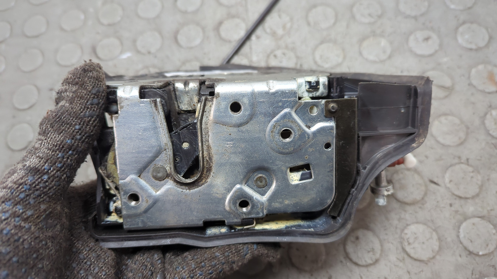 Замок двери передней правой