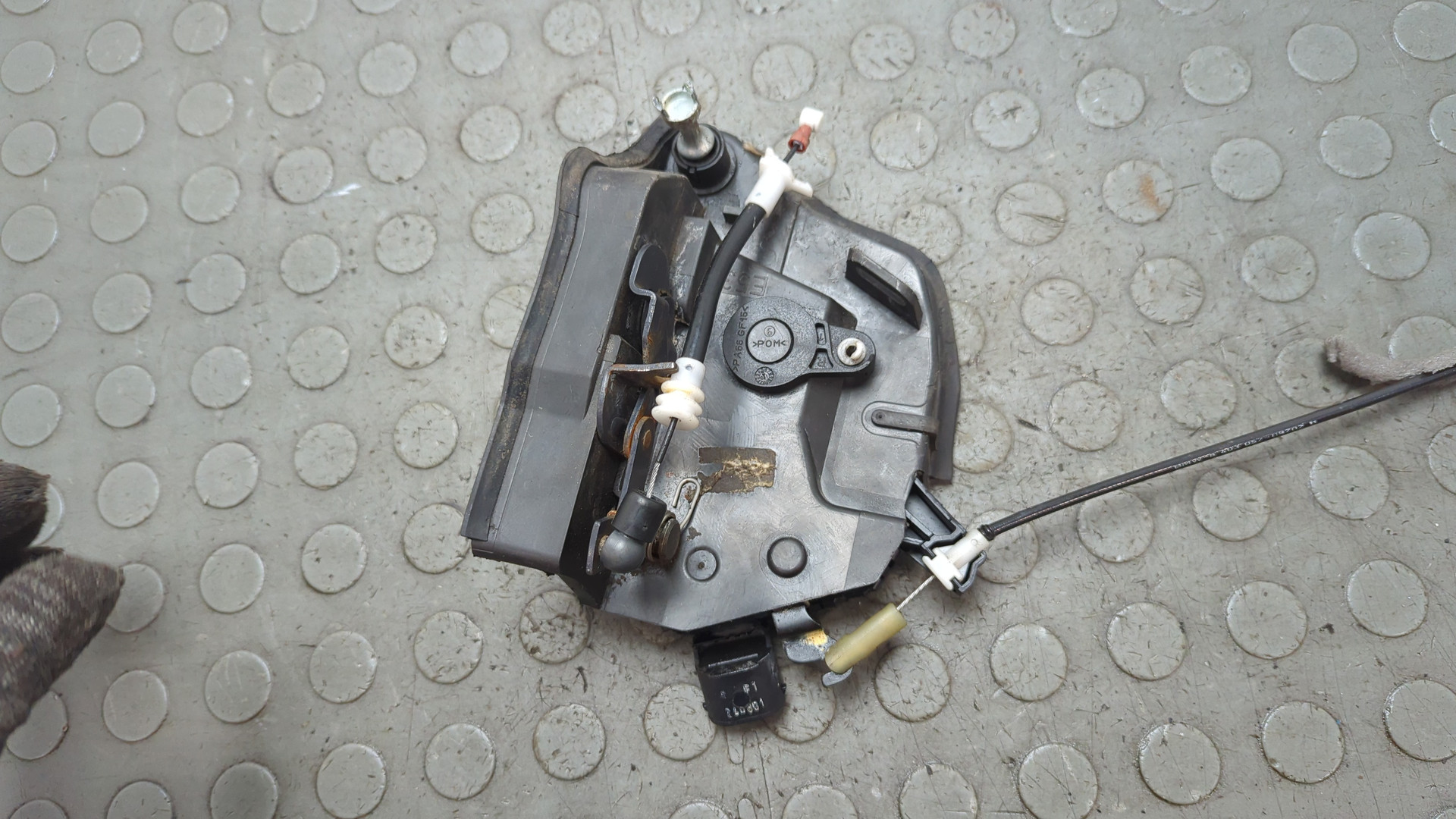 Замок двери передней правой