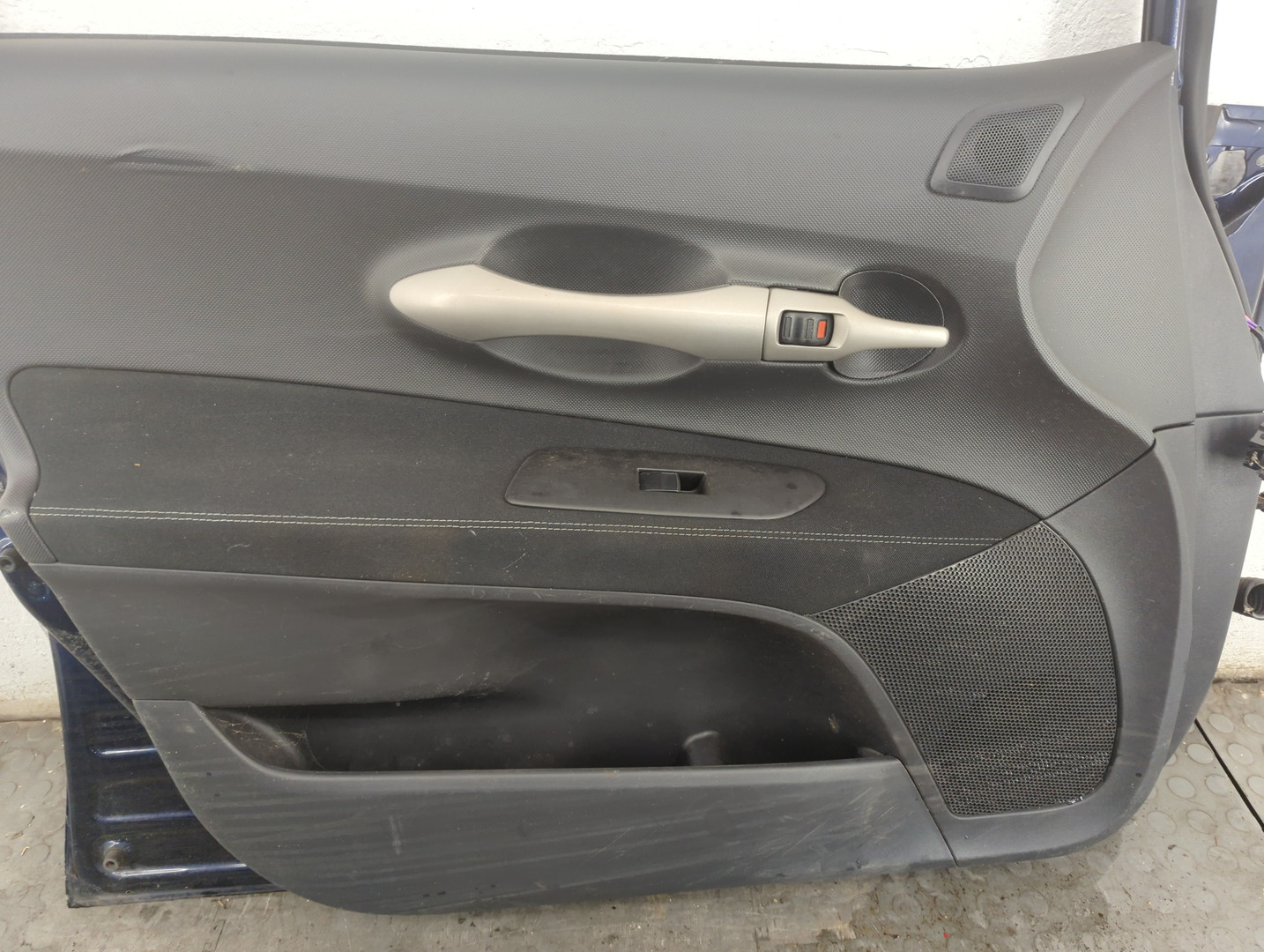 Дверь передняя левая