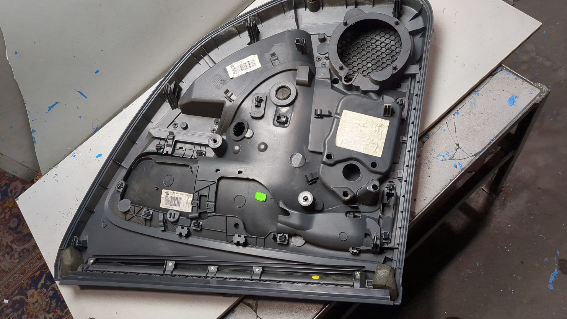 Обшивка двери задней левой