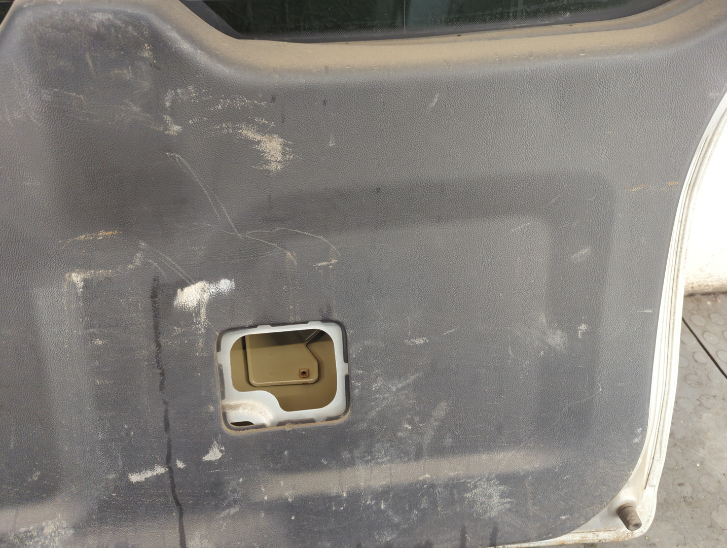 Дверь багажника