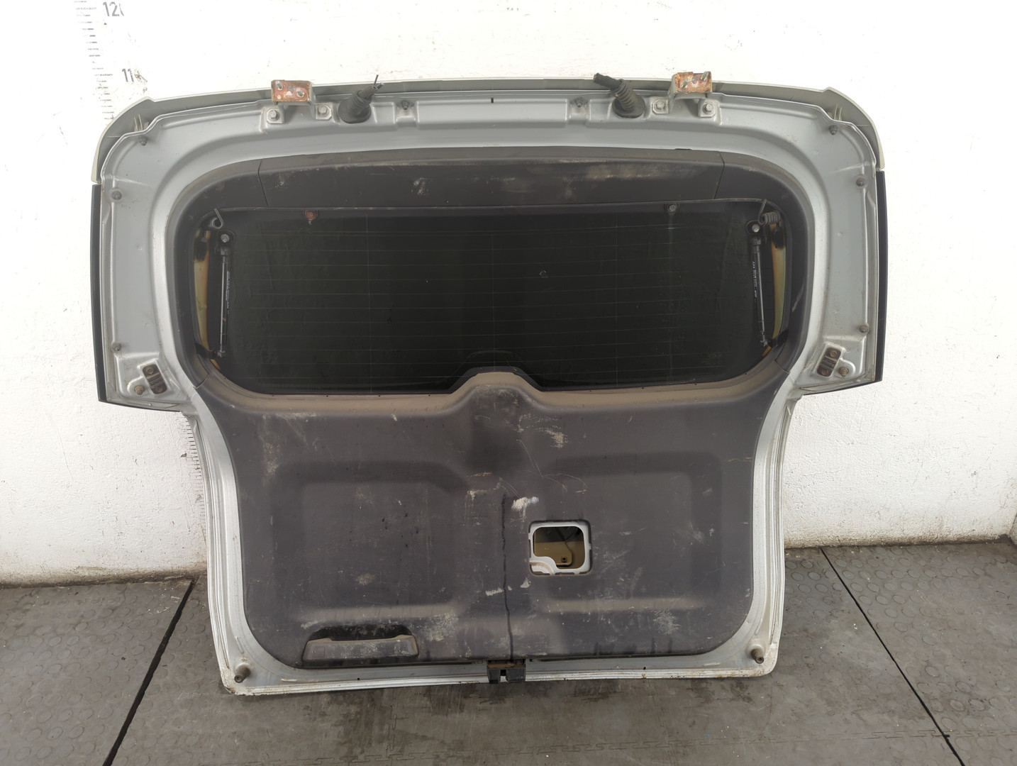 Дверь багажника