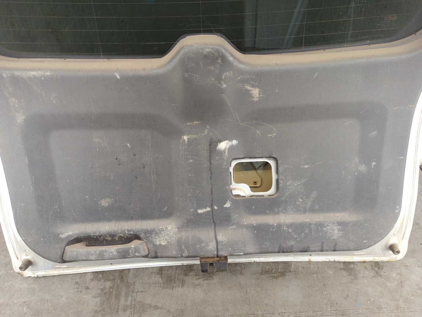 Дверь багажника