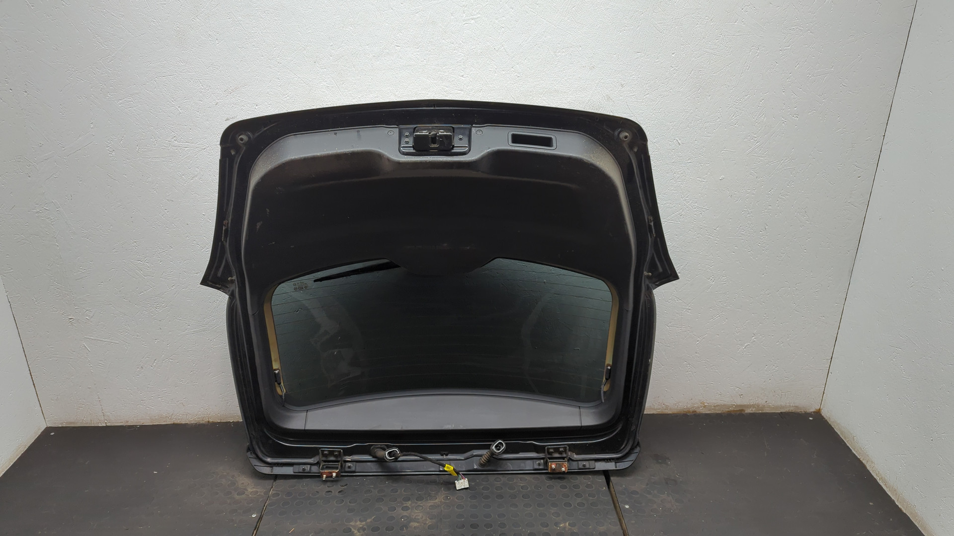 Дверь багажника