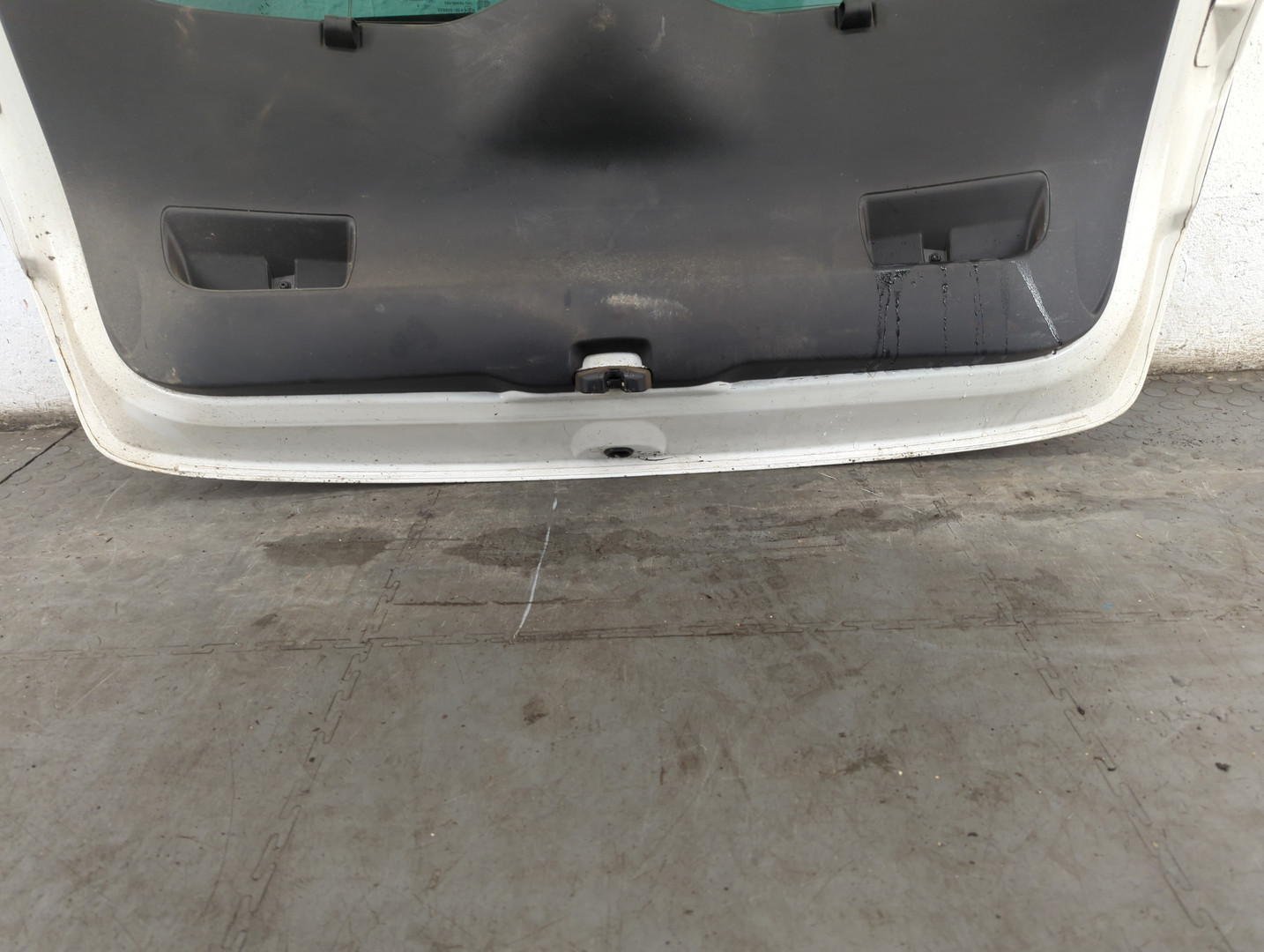 Дверь багажника