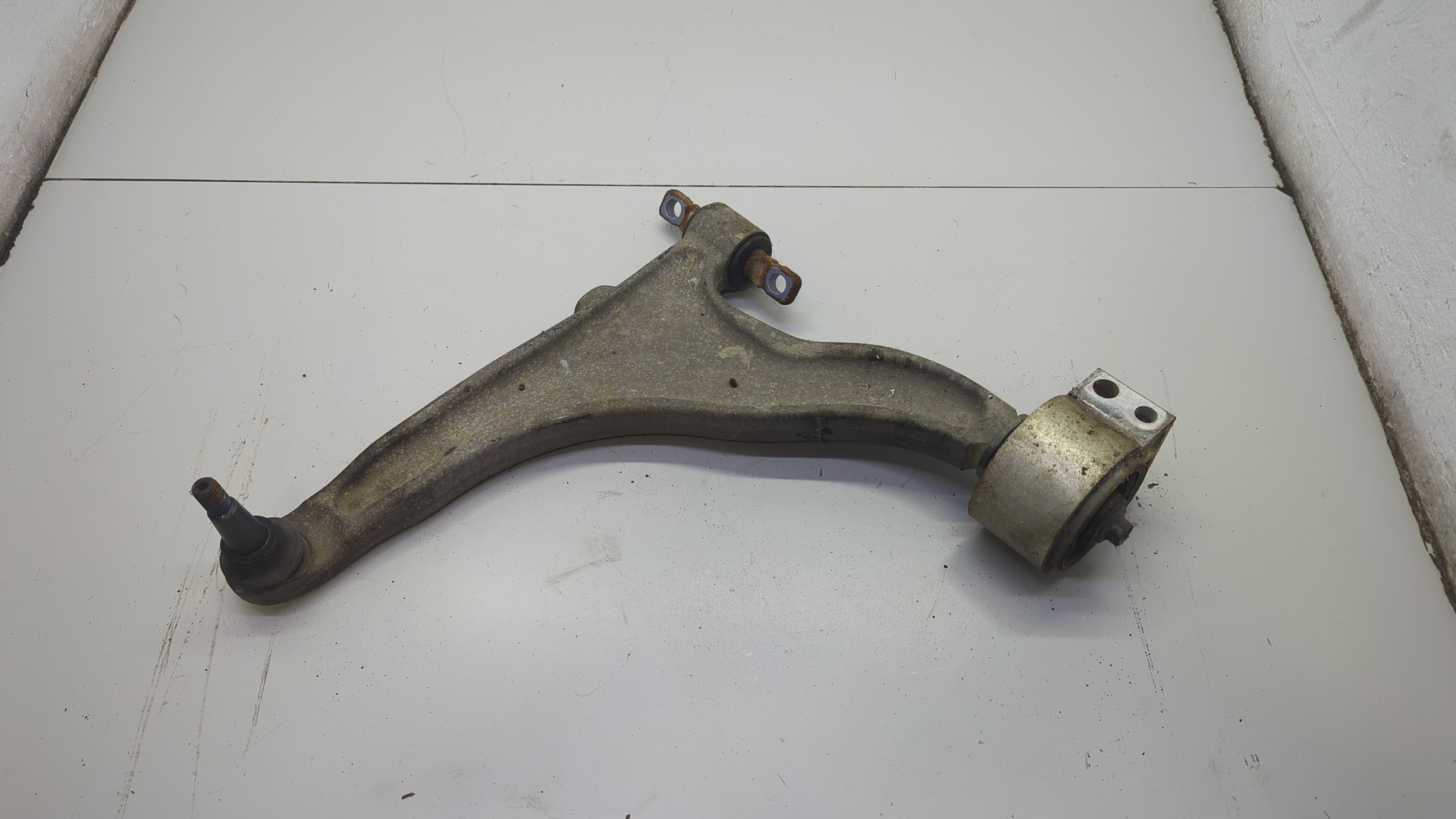 Рычаг передний левый