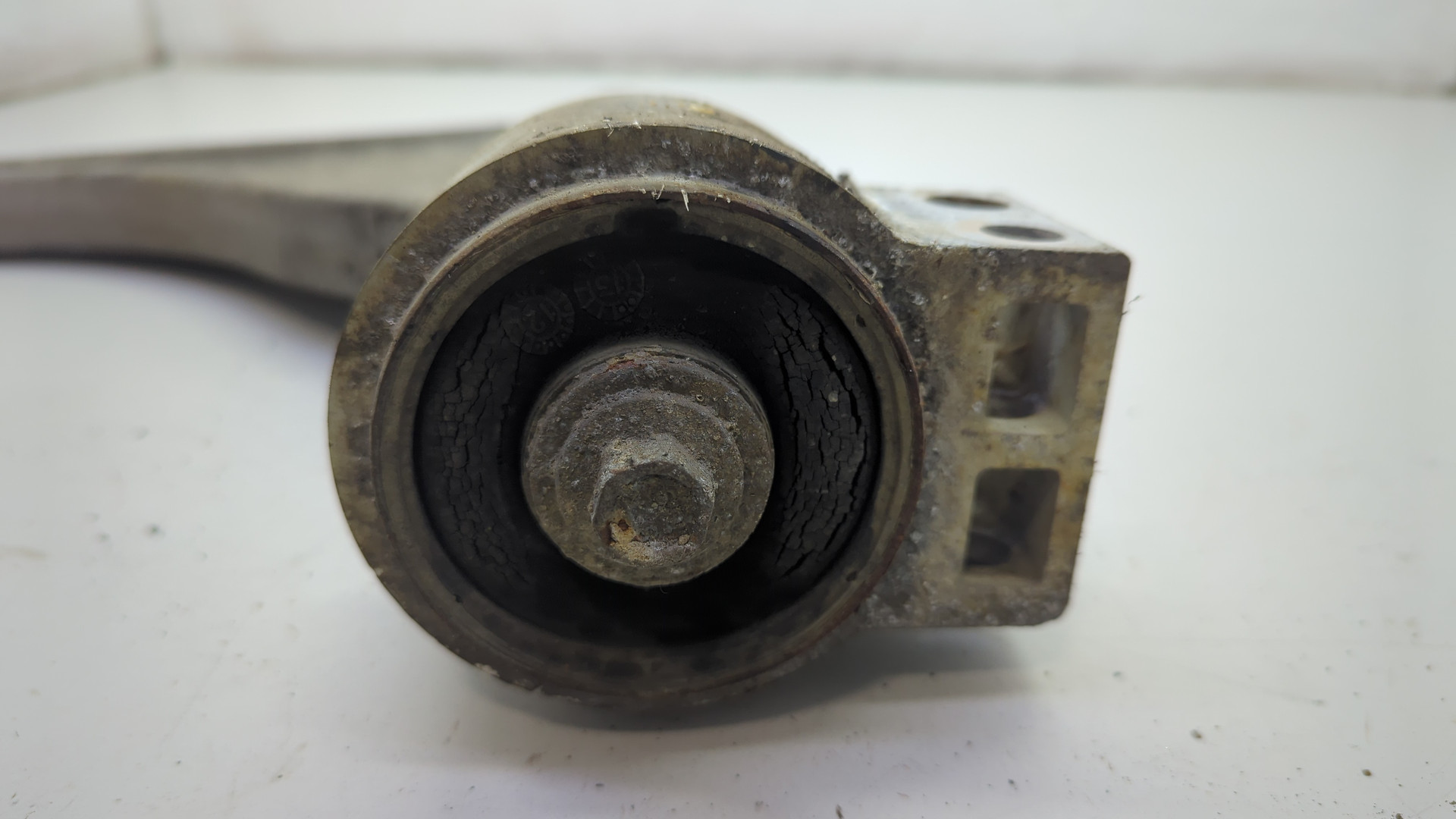 Рычаг передний левый