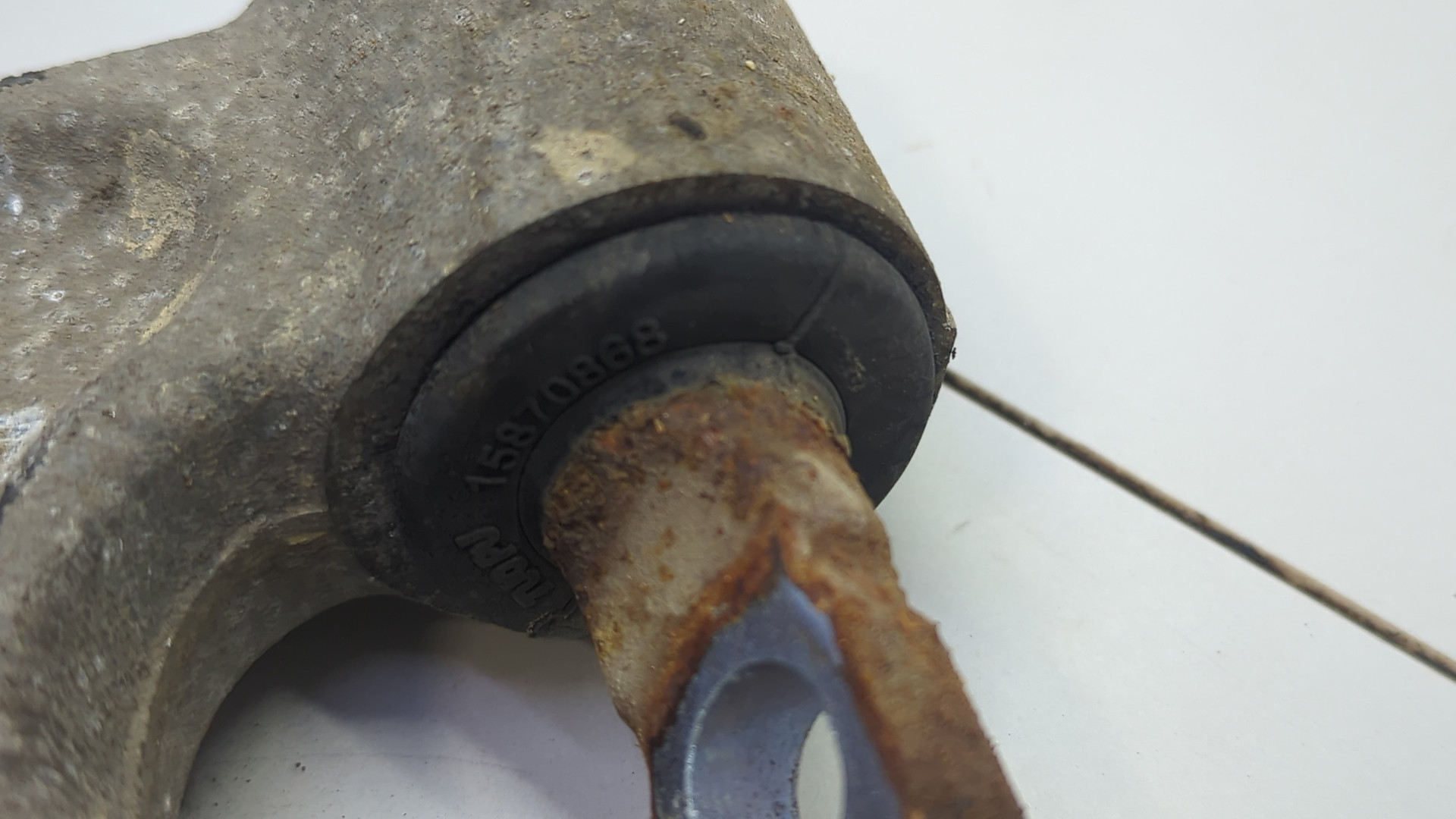 Рычаг передний левый