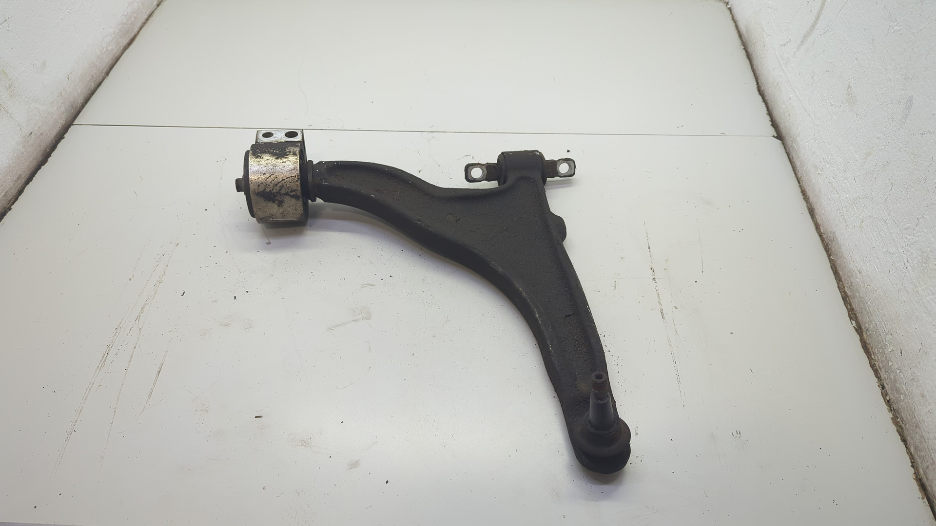 Рычаг передний правый