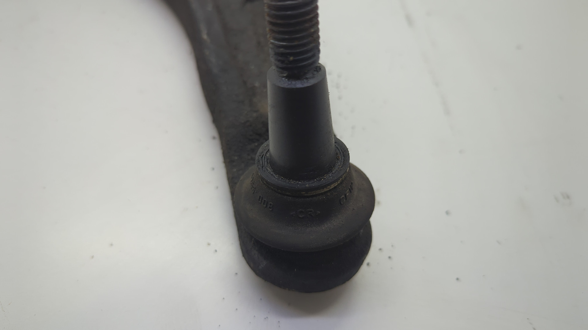 Рычаг передний правый