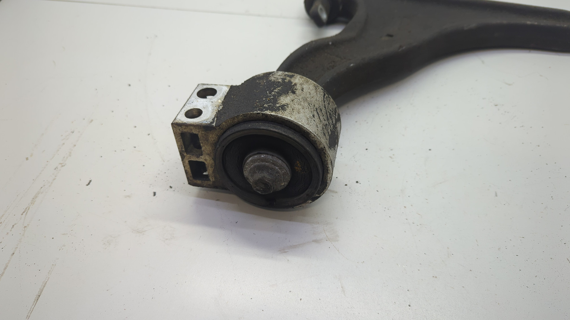 Рычаг передний правый