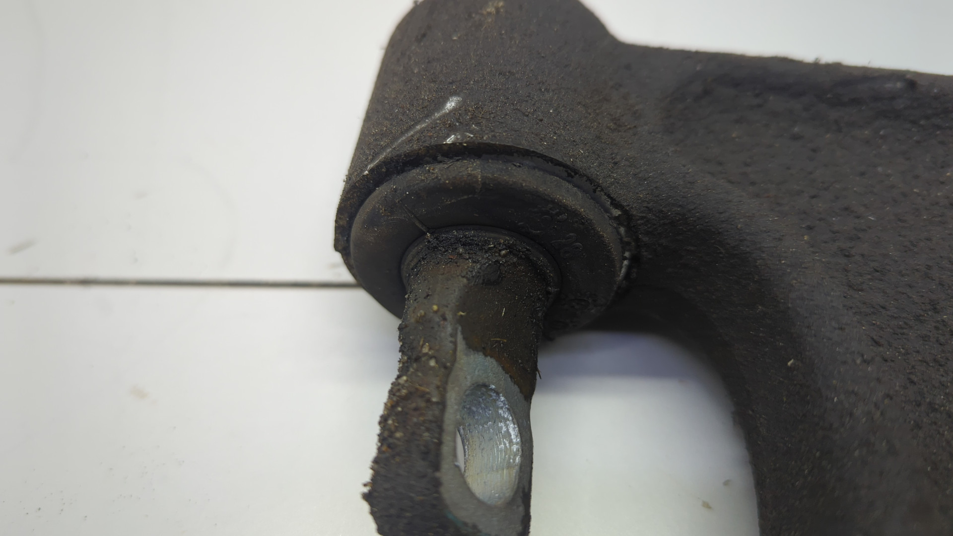 Рычаг передний правый