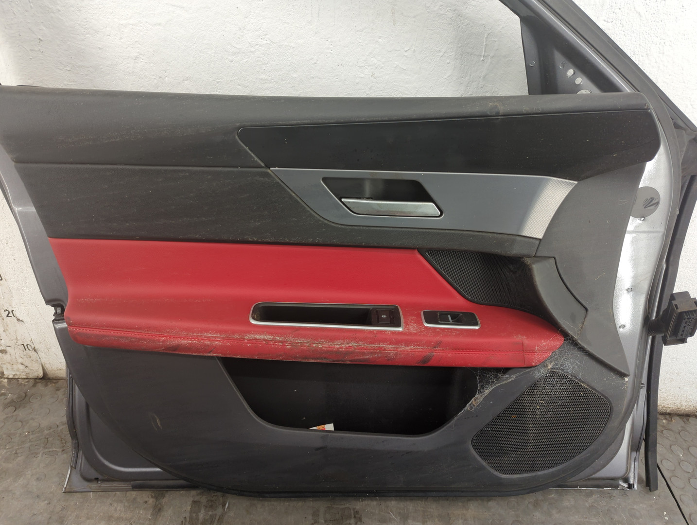 Дверь передняя левая