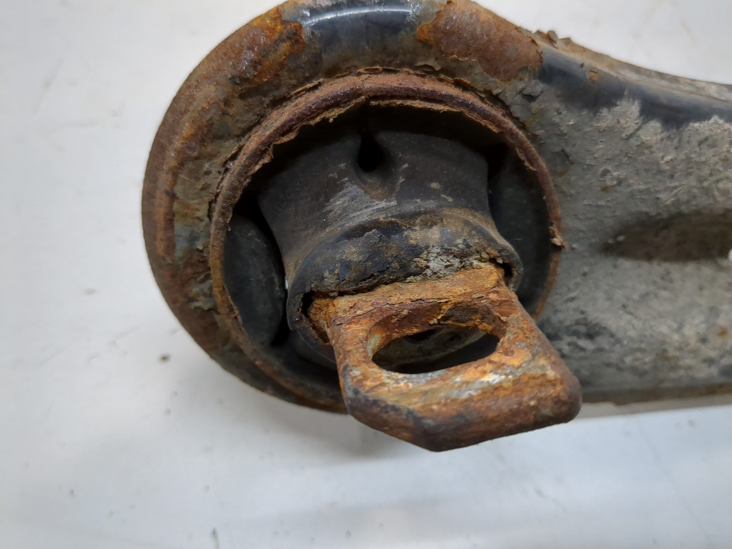 Рычаг задний левый