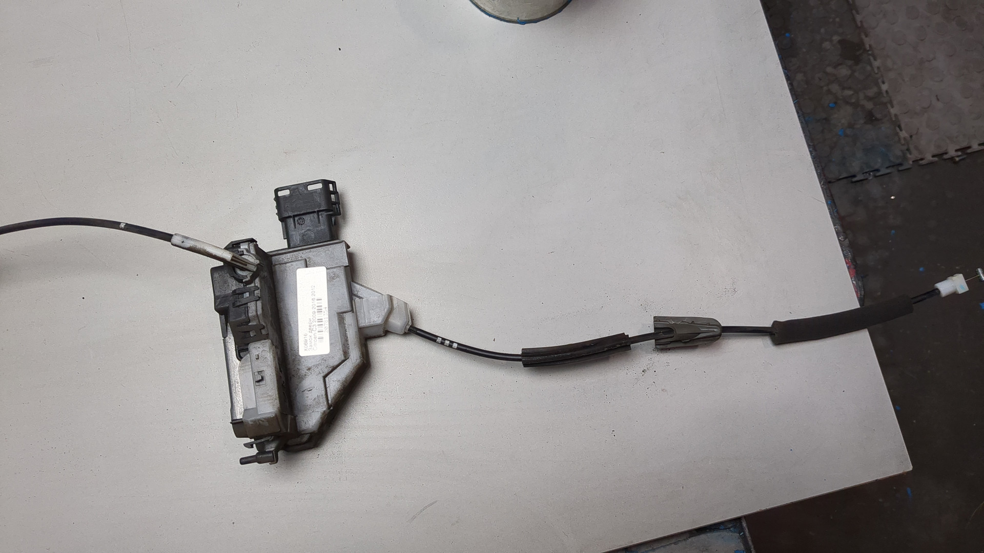 Замок двери задней левой