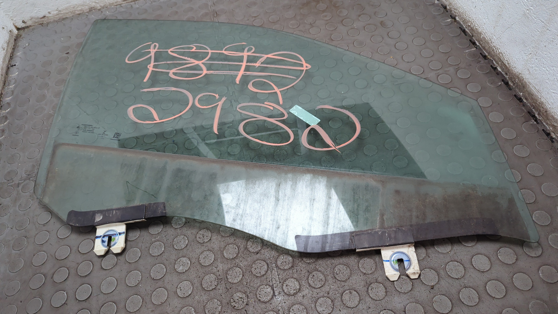 Стекло двери передней правой