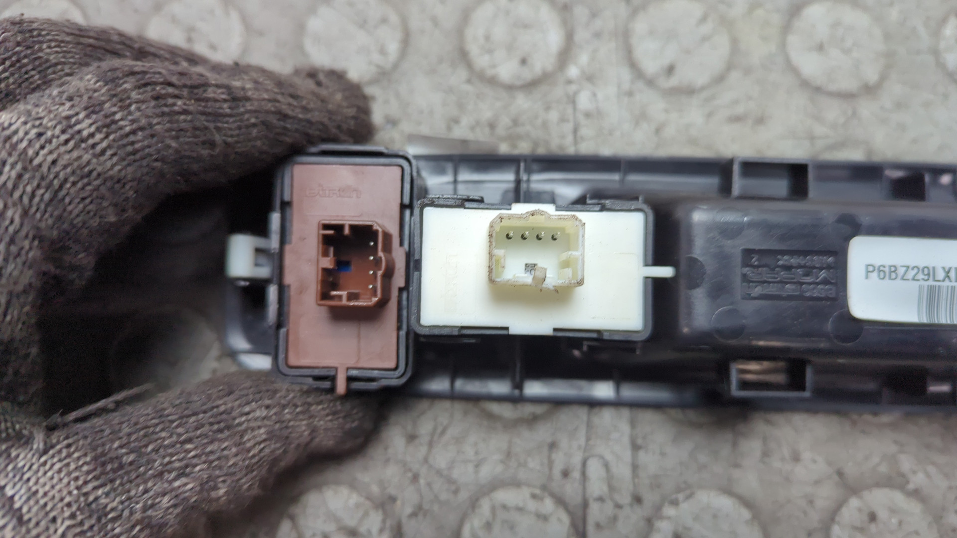 Кнопка стеклоподъемника