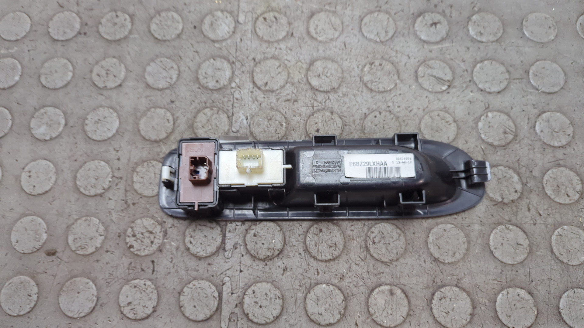 Кнопка стеклоподъемника