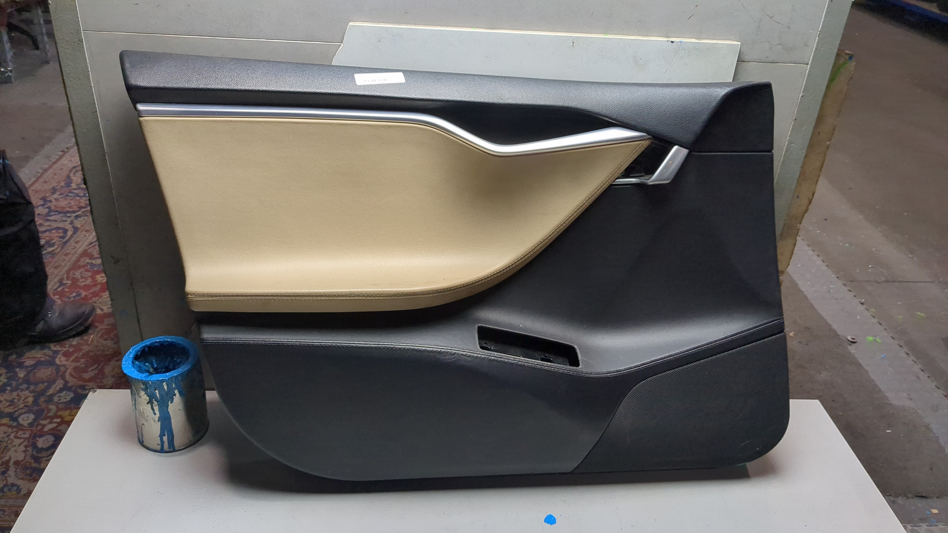 Обшивка двери передней левой