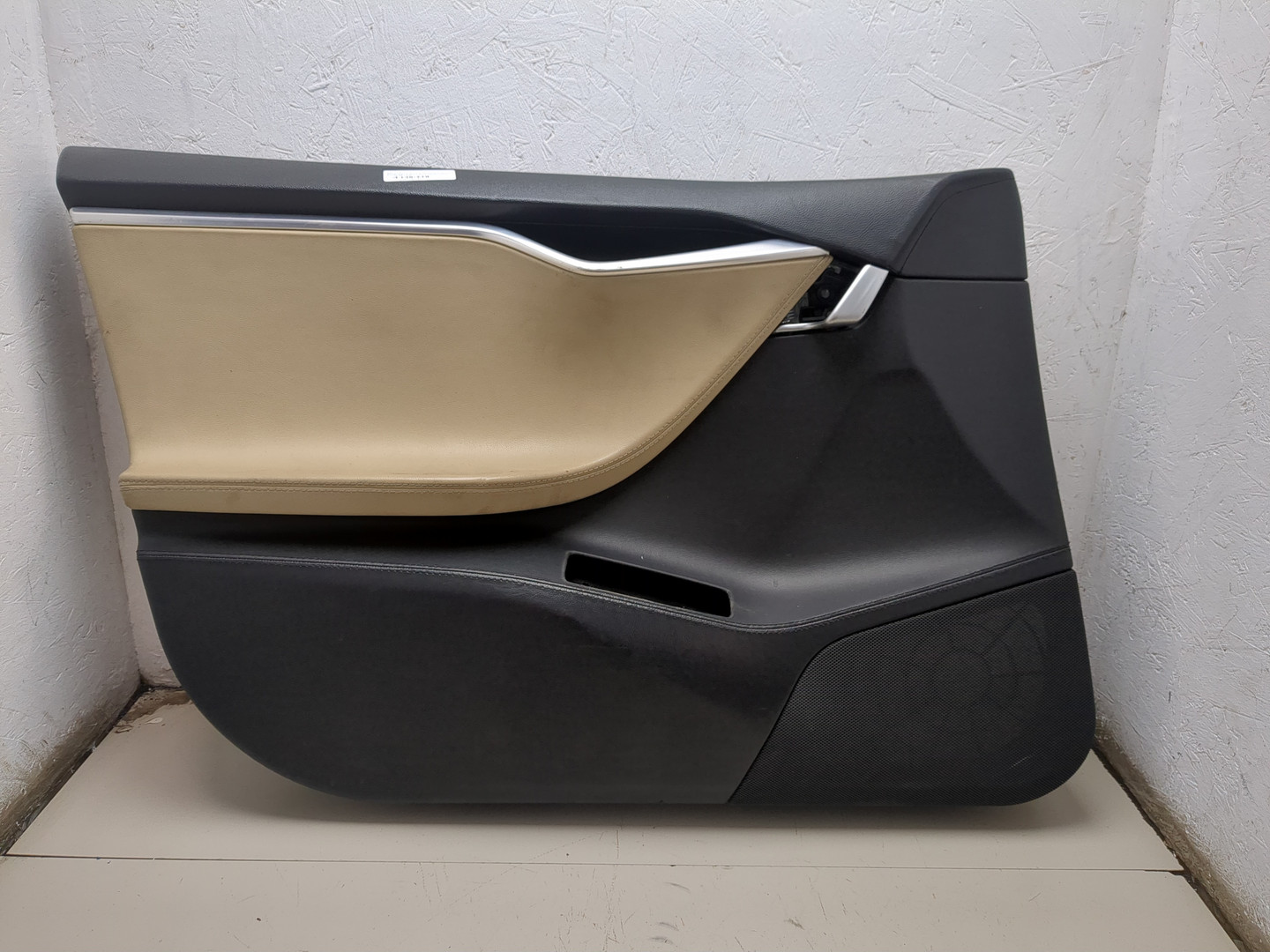 Обшивка двери передней левой