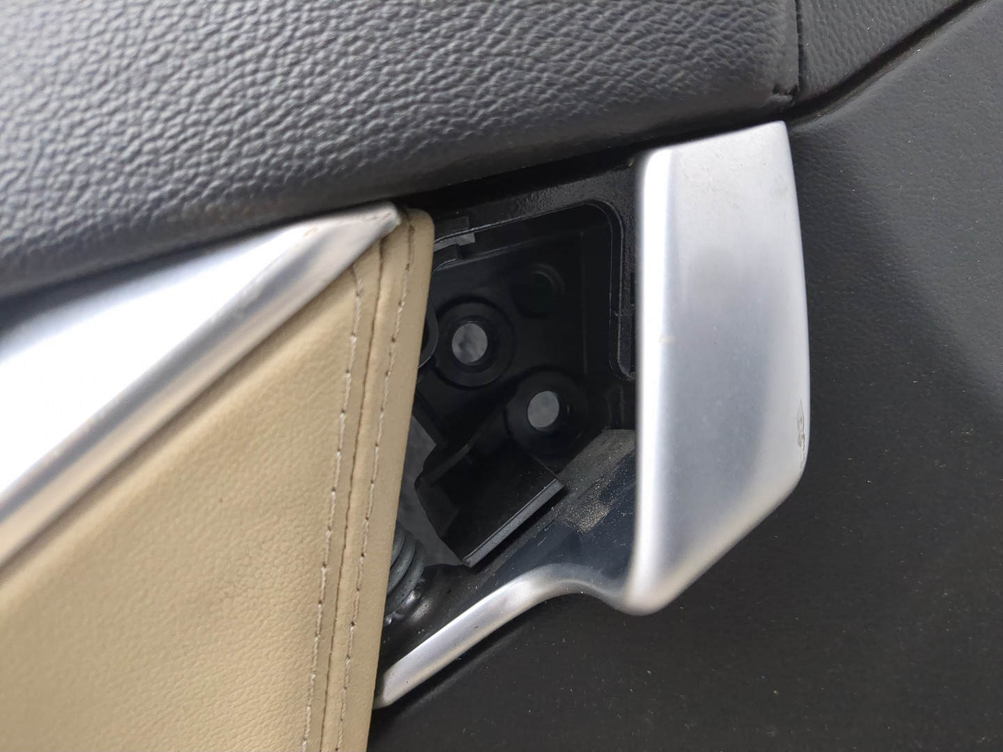 Обшивка двери передней левой