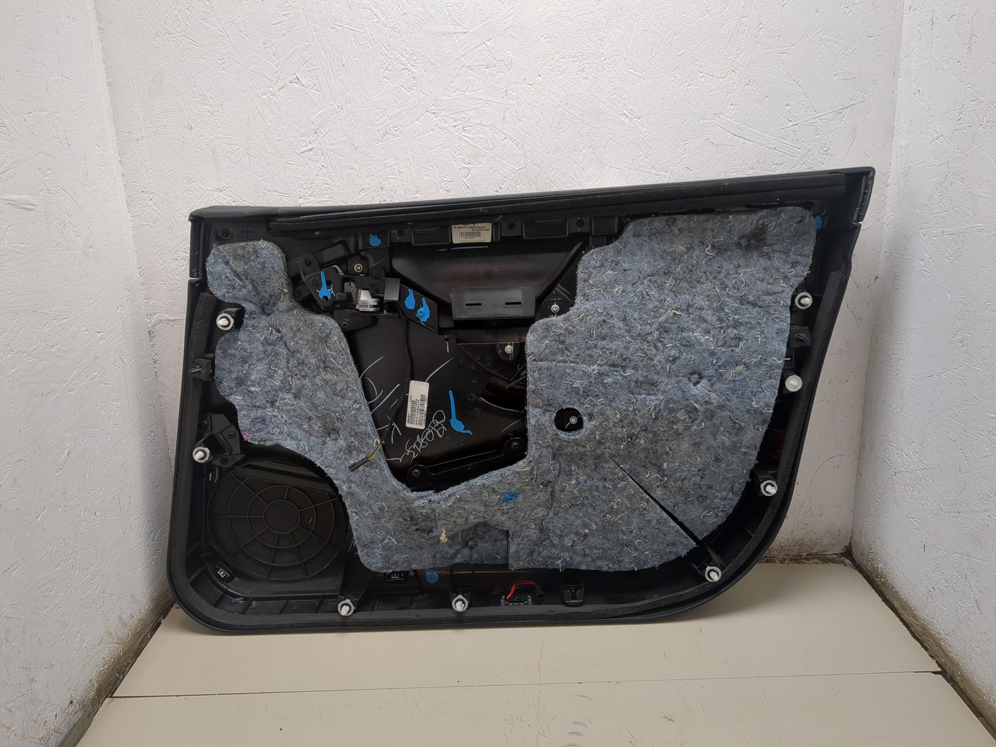 Обшивка двери передней левой