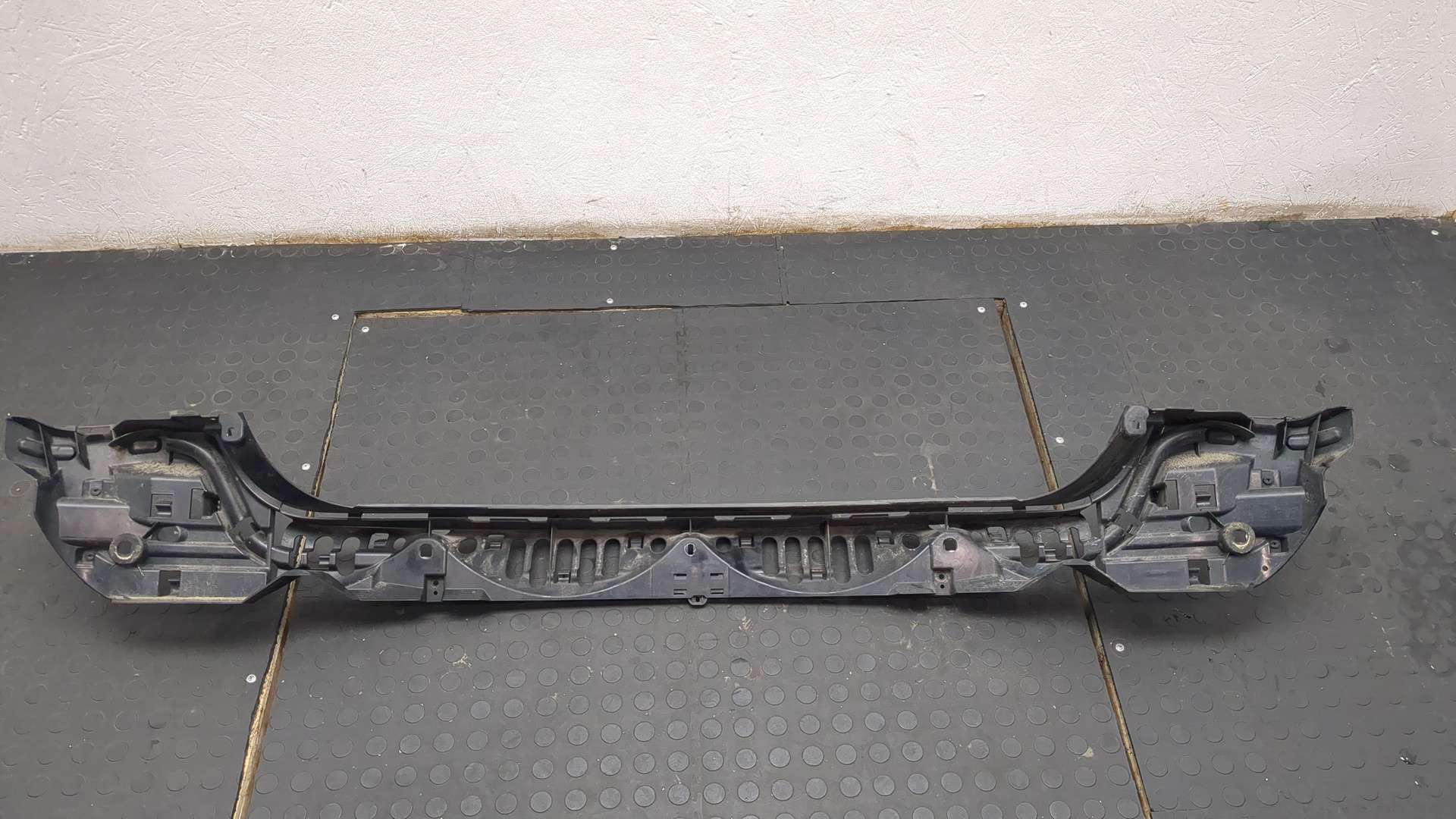 Кронштейн заднего бампера