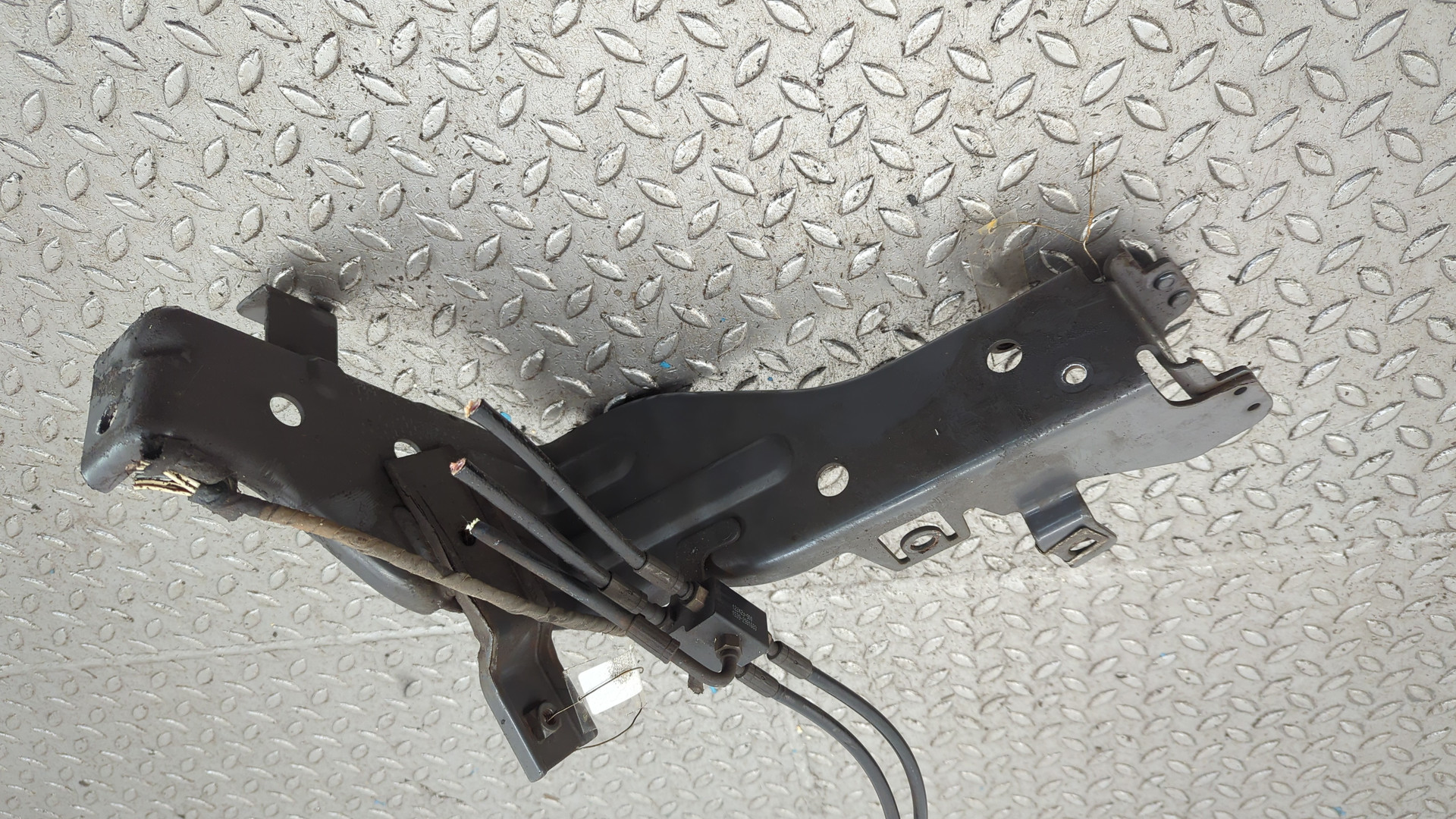 Кронштейн фар левый