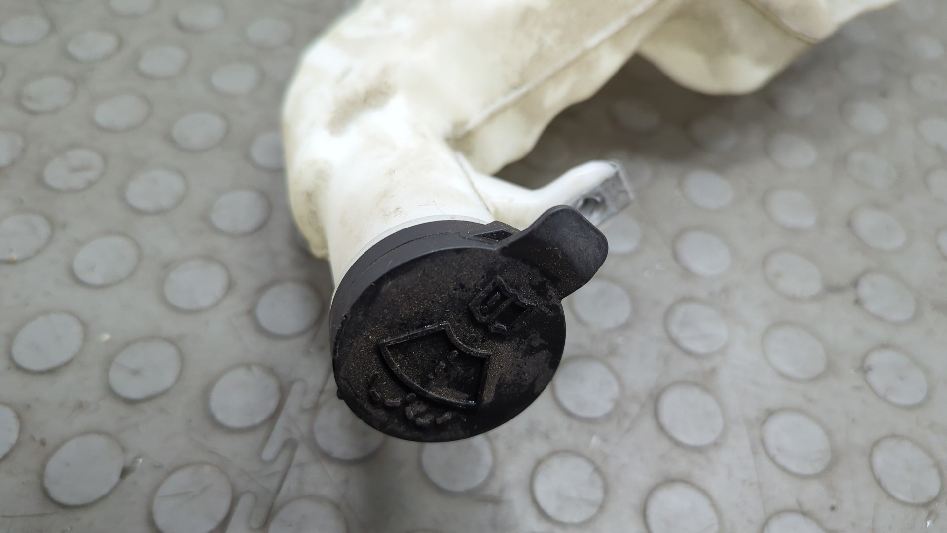 Бачок омывателя лобового стекла