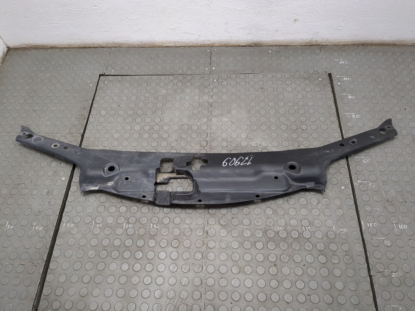 Кожух замка капота