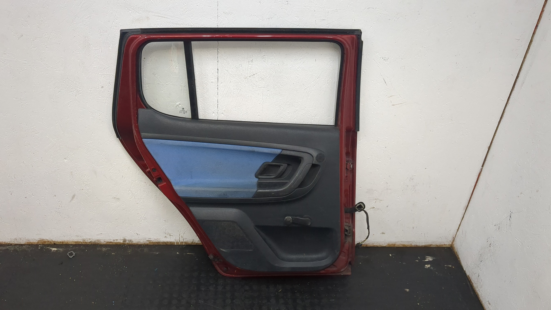 Дверь задняя левая